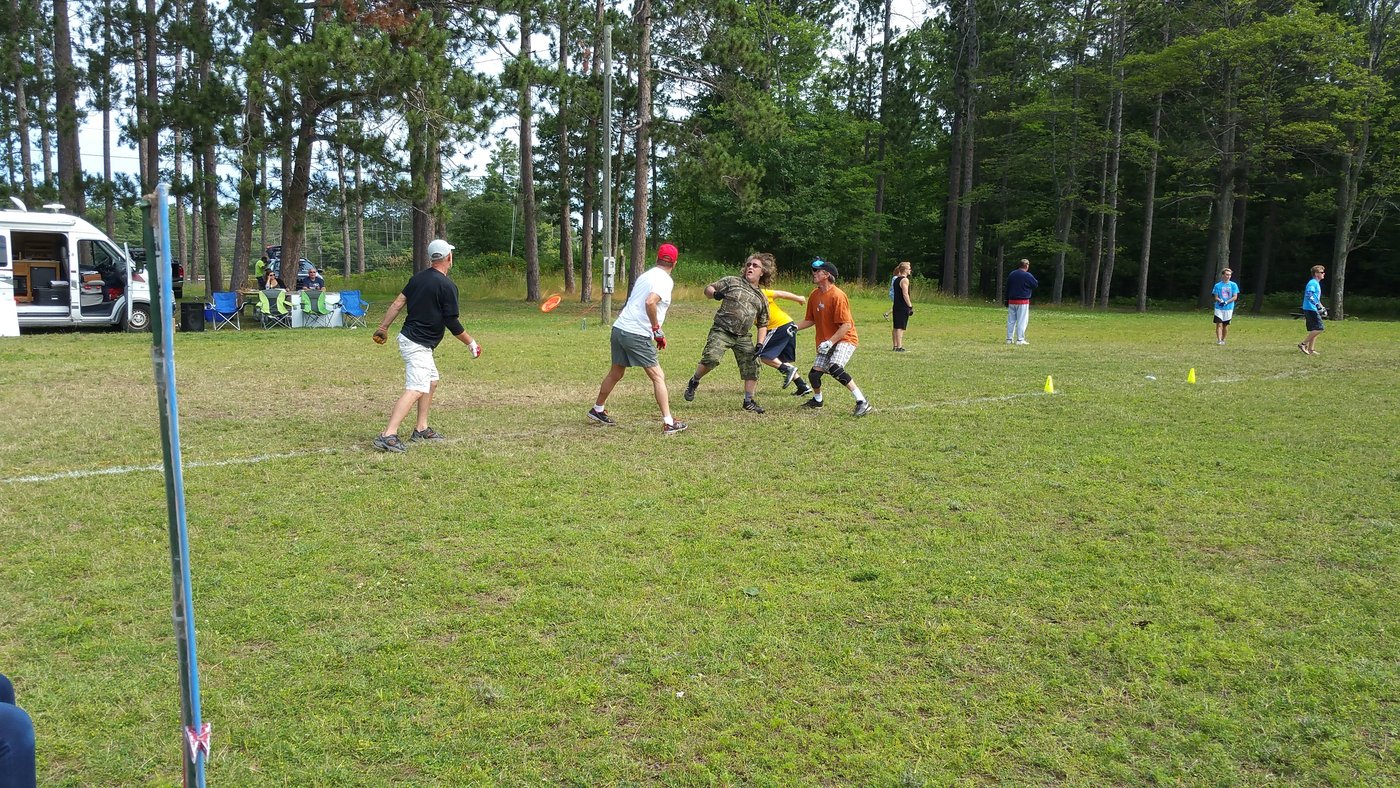 guts players in defensive formation as a disc approaches the line